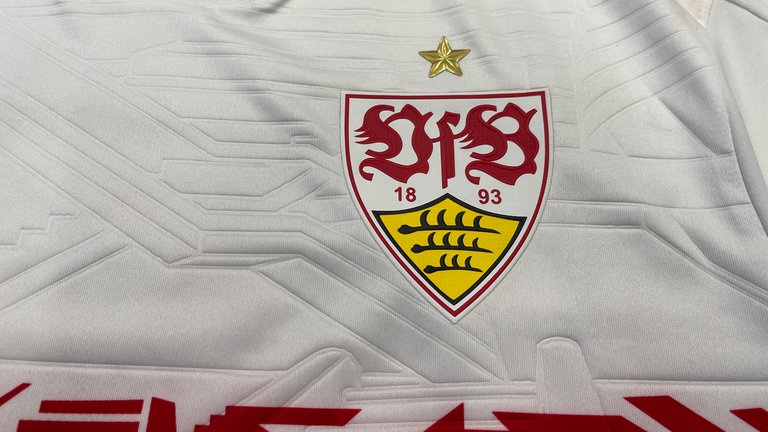 In das Original-Trikot sind in dieser Saison die Cannstatter Treppen eingestempelt (Embossing). Ein Merkmal, was schwer zu fälschen ist.
