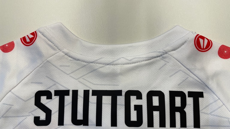 Auf dem Kragen dieser Fälschung fehlt unter anderem das Logo des VfB Stuttgart.