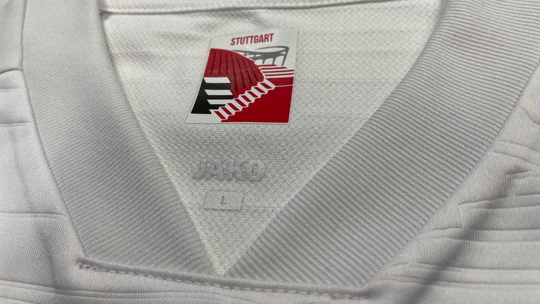 Bei diesem Original ist der Kragen aus einem Stretch-Material und aufwendig gearbeitet.