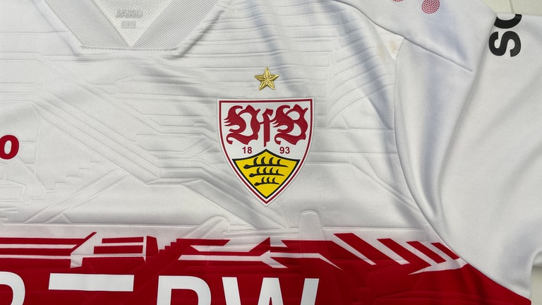 Wer bei diesem Original über das Vereinswappen streicht, fühlt eine Struktur. Bei Fälschungen ist diese oft einfach glatt oder das Logo nur aufgedruckt.