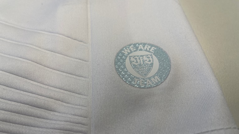 Das VfB-Original besitzt dieses Security-Label. Es schimmert unterschiedlich, wenn es im Licht gedreht wird.