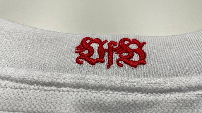 Beim Original ist gut zu sehen, dass das VfB-Logo aufwendig an den Kragen gestickt wurde.