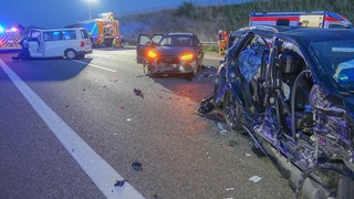 Mehrere beschädigte Autos stehen nach einem Unfall auf der A6 bei Sinsheim auf der Fahrbahn.