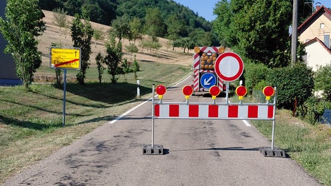 Die Sperrung bei Simprechtshausen im Hohenlohekreis: Die Hitze hat dort für erhebliche Straßenschäden gesorgt. 