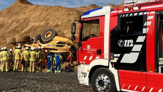 Im Heilbronner Industriegebiet Böllinger Höfe ist am Dienstagmorgen eine große Baumaschine einen zehn Meter hohen Abhang hinabgestürzt. Bei dem Arbeitsunfall wurde der Insasse glücklicherweise nur leicht verletzt.