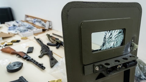 Bei einer Reichsbürger-Familie aus Boxberg wurden 2022 reihenweise Waffen und Muniton gefunden (siehe Bild). 2025 wurden dort erneut Waffen entdeckt.