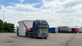 Nicht im Weg und lukrativ: Auf dem Autohof, auf dem der Schwertransport feststeckt, gibt es 160 Lkw-Stellplätze, die Nacht kostet 20 Euro. Seite Ende April steht der Lkw samt Hänger dort.