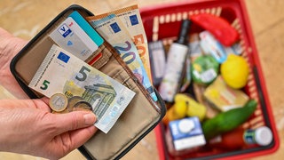 Seit dem Irankrieg stehen beim Einkauf Preisvergleich und Eigenmarken noch mehr im Mittelpunkt (Symbolbild). 