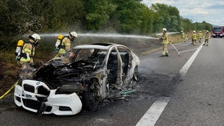 Feuerwehr Heilbronn löscht brennendes Fahrzeug auf der A6 bei Heilbronn 