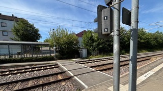 Der Bahnübergang in Leingarten: Hier wurde die junge Frau von einem Zug erfasst.