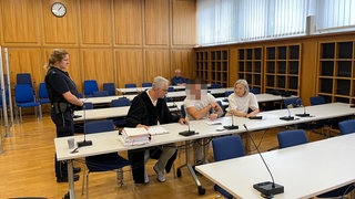 Am Landgericht Heilbronn ist am Montag der Prozess gegen einen mutmaßlichen Steinewerfer gestartet, der 2023 Gegenstände von einer Brücke in Neckarsulm geworfen haben soll. Er traf damit zwei Fahrzeuge.