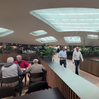 In einer großen Kantine haben die Angestellten die Qual der Wahl: An verschiedenen "Ständen" gibt es alles von Asiatisch bis klassisch Deutsch.