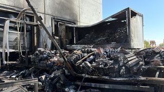 In Kirchardt (Kreis Heilbronn) hat die Feuerwehr am Freitagmorgen gegen einen Großbrand bei einem Recyclingunternehmen gekämpft. In drei sogenannten Lkw-Brücken sind Altbatterien abgebrannt. Schadstoffe sollen nach ersten Erkenntnissen zumindest nicht in die Luft freigesetzt worden.