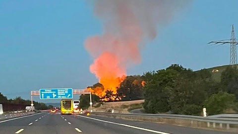 An der A6 beim Schemelsbergtunnel in Weinsberg hat es einen größeren Flächenbrand gegeben. Die Autobahn musste immer wieder gesperrt werden.