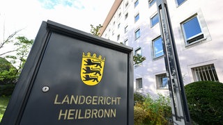 Ein Schild mit der Aufschrift "Landgericht Heilbronn" steht vor dem Gerichtsgebäude.