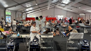 Im Erlebnispark Tripsdrill in Cleebronn (Kreis Heilbronn) ist die jährliche Blutspendeaktion des Deutschen Roten Kreuzes (DRK) gestartet. 4.000 Blutkonserven sollen dieses Jahr zusammenkommen, denn weiterhin ist die Versorgungslage in Baden-Württemberg lkaut DRK "kritisch".