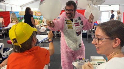 Die "Streetbunnycrew", ein gemeinnütziger Verein, unterstützen die Blutspendeaktion in Tripsdrill. Bei ihnen kann man auch die Freikarte spenden, die dann benachteiligten Kindern zugute kommt.
