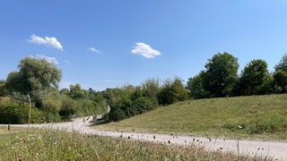 Blick auf den mutmaßlichen Tatort in Obersulm-Willsbach (Kreis Heilbronn), an dem eine 14-Jährige eine 16-Jährige mit einem Messer angegriffen haben soll.