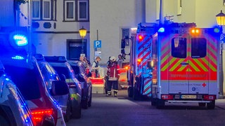 In Bad Friedrichshall stehen nach einem Unfall mit einem Vierjährigen Polizei- und Rettungswagen in einer Straße. 