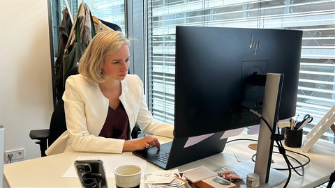 Steffanie Rainer, die Gründerin von Reo, sitzt in ihrem Büro vor dem Bildschirm und arbeitet. Sie hat ein Pfandsystem für Kosmetikprodukte entwickelt.