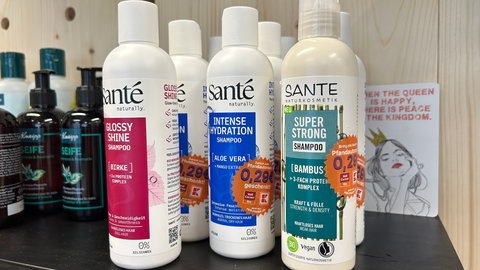 Verschiedene Shampoos und Duschgele stehen im Regal im Büro des Heilbronner Start-ups Reo. Sie sind Teil des Pfandsystems für Kosmetikverpackungen.