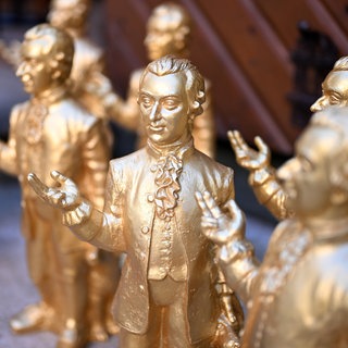 Goldene Mozartskulpturen des deutschen Konzeptkünstlers Ottmar Hörl 