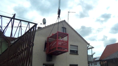 Die Feuerwehr Heilbronn setzt für die Rettung eines Menschen aus einem Wohnhaus einen Schwerlastkran ein.
