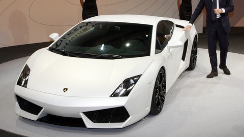 Stephan Winkelmann, Vorstandsvorsitzender von Lamborghini, zeigt 2008 in einer Veranstaltungshalle in Genf bei einer Präsentation des Volkswagenkonzerns im Rahmen des Autosalon Genf den neuen Lamborghini Gallardo LP560-4. 