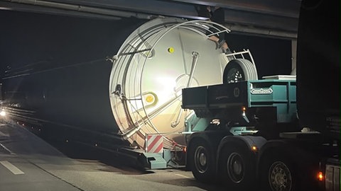 Schwerlasttransporter verkeilt sich unter A6-Brücke bei Erlenbach. 