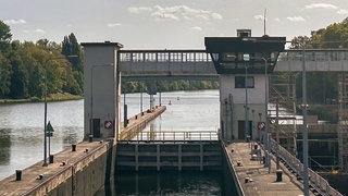 Bei einem Schiffsunfall an der Heilbronner Schleuse ist ein Millionenschaden entstanden.