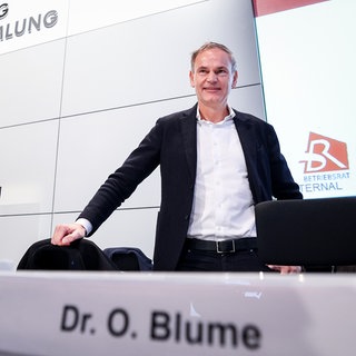 Oliver Blume (r), Vorstandsvorsitzender des deutschen Automobilherstellers Volkswagen (VW), bei einer Betriebsversammlung am Stammsitz in Wolfsburg. Am Donnerstag wird er auch bei Audi in Neckarsulm sprechen.
