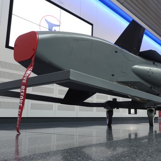 Ein Ausstellungsstück eines Taurus KEPD 350 Marschflugkörpers ist im Showroom des Rüstungsunternehmens MBDA ausgestellt.