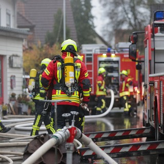 Symbolbild: Einsatzkräfte der Feuerwehr sind in Daugendorf im Einsatz.
