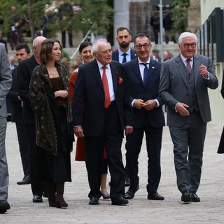 Bundespräsident Steinmeier und Ministerpräsident Özdemir sind mit Kunstmäzen Reinhold Würth (von rechts) auf dem Weg zur Eröffnung des Erweiterungsbaus der Kunsthalle Würth in Schwäbisch Hall