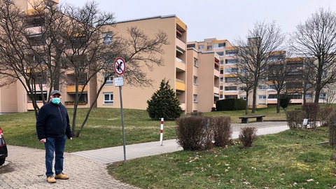 Wolfgang Meser steht vor Hochhäuser-Blöcken, wie sie früher im Stadtteil Haidach entstanden sind.