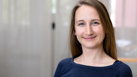SWR-Reporterin steht in einem Großraumbüro