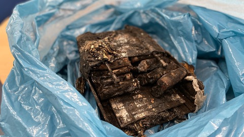 Ein verkohlter Akku, der noch rechtzeitig gelöscht werden konnte. So ein falsch entsorger Akku hat bei Alba in Pforzheim einen Großbrand verursacht.