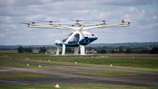 Ein älteres Modell des Flugtaxis von Volocopter hebt am Donnerstag in Versailles bei Paris ab.