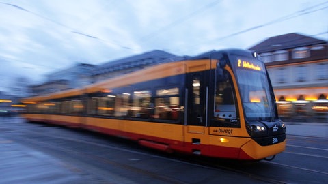 Straßenbahn beim Losfahren von einer Haltestelle in Karlsruhe