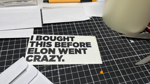 "I bought this before Elon went crazy" steht auf den Anti-Elon-Musk-Aufkleber aus Pforzheim
