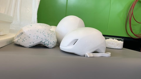 Der Fahrradhelm aus Biokunststoff, an dem am Fraunhofer-Institut geforscht wird, ist noch ohne Design.