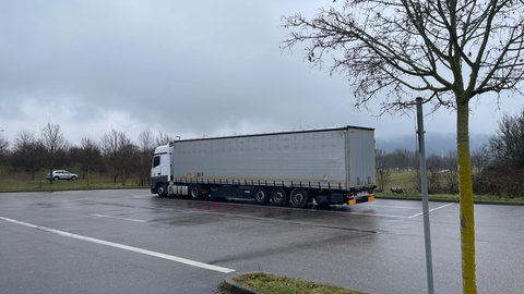 Der Lkw, mit dem Adam M. eigentlich unterwegs ist, steht seit Tagen auf einem Parkplatz im Raum Karlsruhe.