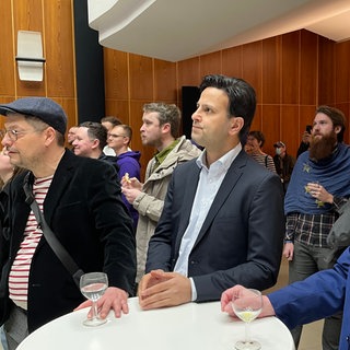 Parsa Marvi verfolgt die Wahl Prognose für die Bundestagswahl 2025 im Karlsruher Rathaus.
