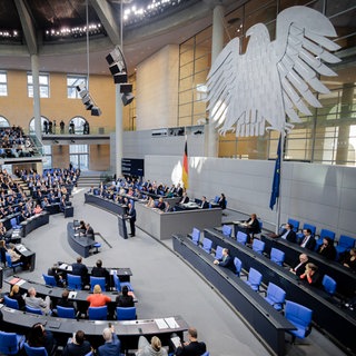 Deutscher Bundestag – Blick ins Plenum waehrend einer Generaldebatte | Diese Kandidaten aus der Region Calw bis Rastatt ziehen in den neuen Bundestag ein 