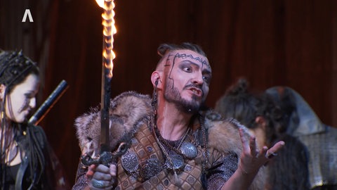 Bei einer Arie des Drama per musica "Siroe, Re di Persia" hat ein Sänger ein brennendes Schwert in seiner Hand.
