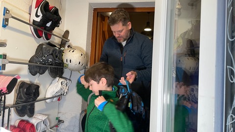 Matthias Lilke verabschiedet seinen jüngsten Sohn Leo in die Schule.
