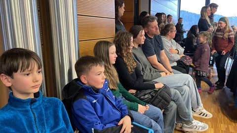 Etwa 50 betroffene Eltern und Kinder waren am Montag bei der Kreistagssitzung in Calw. Dort wurde über die Einsparungen nochmal gesprochen. Auch Familie Lilke und Familie Heise waren vor Ort.