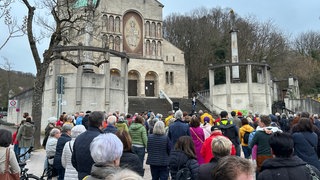 In Baden-Baden haben mehrere Hundert Menschen demonstriert gegen die Abberufung von Pfarrer Matthias Koffler. Die Erzdiözese Freiburg sieht für ihn keine Zukunft in Baden-Baden.