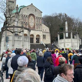 In Baden-Baden haben mehrere Hundert Menschen demonstriert gegen die Abberufung von Pfarrer Matthias Koffler. Die Erzdiözese Freiburg sieht für ihn keine Zukunft in Baden-Baden.