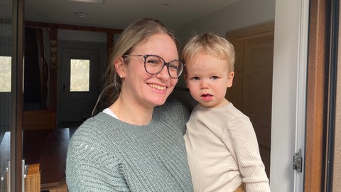 Johannes Warths Frau Ronja Warth mit Sohn Jona